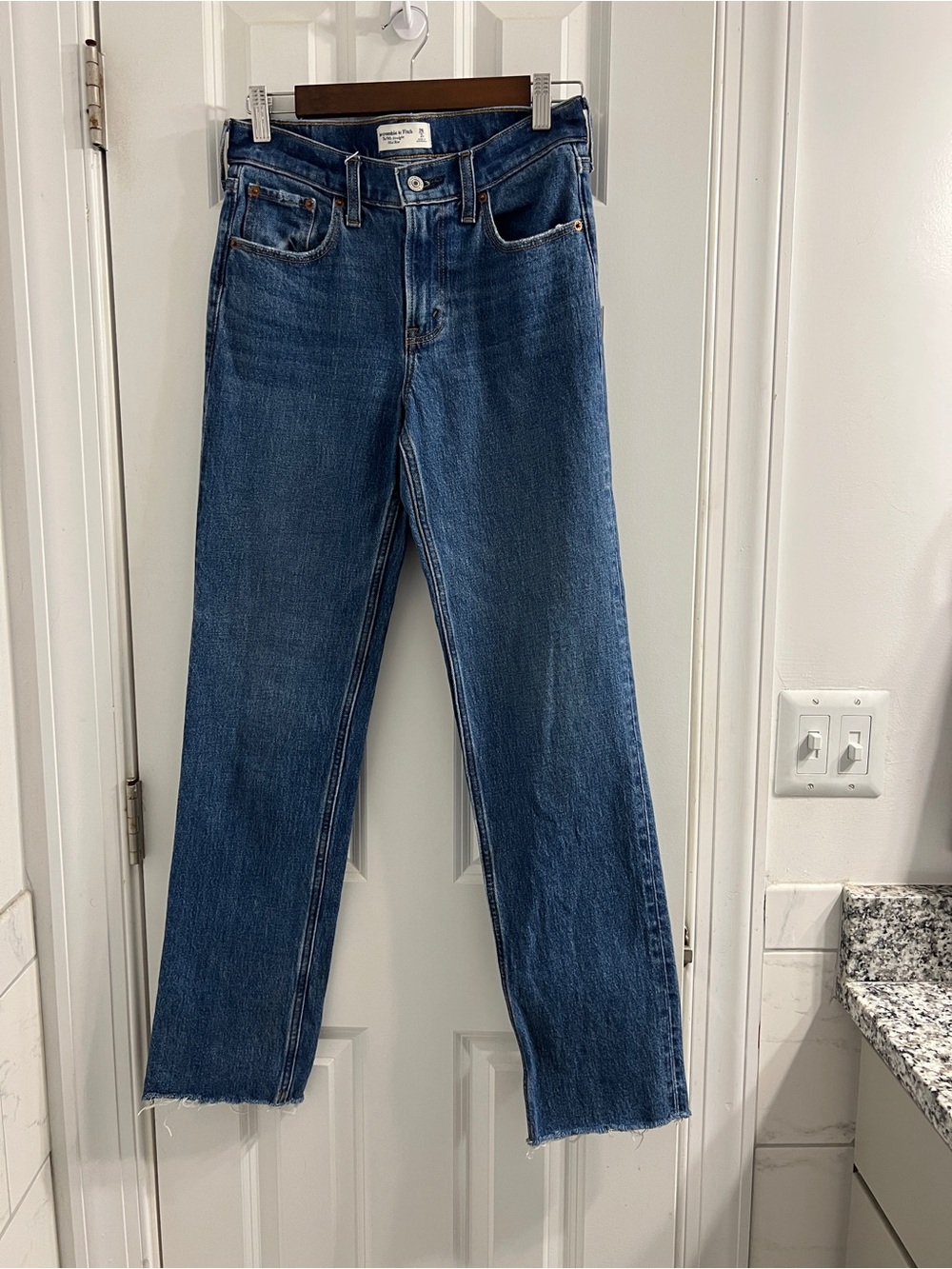 Abercrombie & Fitch Mid-Rise 90’s Straight Leg Jeans Distressed bottom -26/2 - Picture 2 of 7